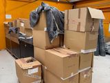 de nombreux cartons empilés les uns sur les autres dans un entrepôt