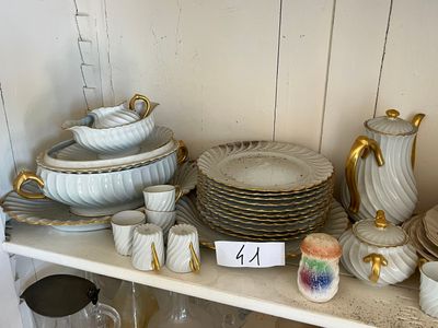 une étagère sur laquelle sont posés de nombreux plats et tasses