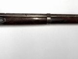 un vieux pistolet accroché au mur d'une pièce