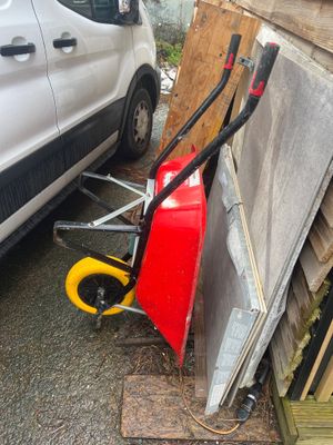 un petit chariot garé à côté d'une camionnette blanche