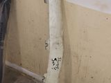 une photo d'un morceau de bois appuyé contre un mur