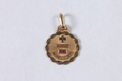 Gros plan sur une médaille d'or ornée d'une croix
