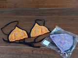 deux masques en tissu posés sur un parquet