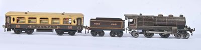 un petit train posé à côté d'un autre petit train