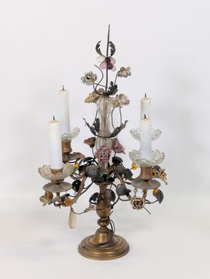 Girandole en bronze et laiton doré, à décor de fleurettes en…