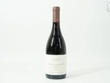 la bouteille de vin est posée sur une surface blanche