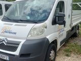 trois fourgonnettes blanches garées les unes à côté des autres sur un parking
