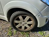 une voiture qui a un pneu crevé sur le bord de la route