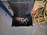 une boîte avec un tas d'outils à l'intérieur