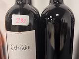 deux bouteilles de vin posées sur un comptoir