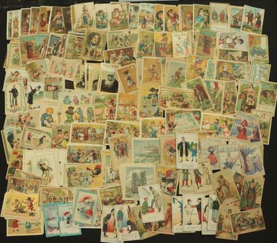 de nombreuses cartes postales anciennes sur un fond noir