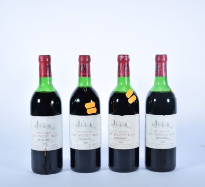 trois bouteilles de vin sont alignées sur une surface blanche