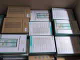 beaucoup de boîtes empilées les unes sur les autres dans une boîte