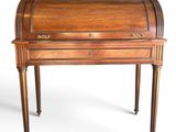 un vieux bureau en bois avec des tiroirs et des tiroirs sur le dessus
