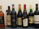 de nombreuses bouteilles de vin alignées sur le comptoir