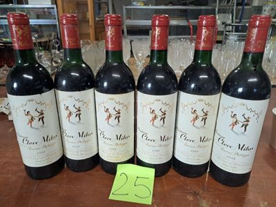 six bouteilles de vin rouge sont alignées sur une table