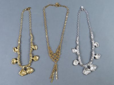 trois colliers en or et en argent ornés de fleurs et de feuilles