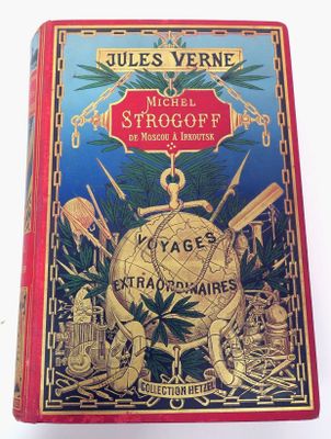 la couverture d'un livre sur laquelle figurent une horloge et d'autres objets