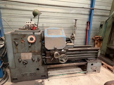 une machine qui se trouve à l'intérieur d'un garage