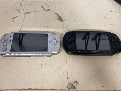 deux jeux Nintendo Wii posés l'un à côté de l'autre sur la table