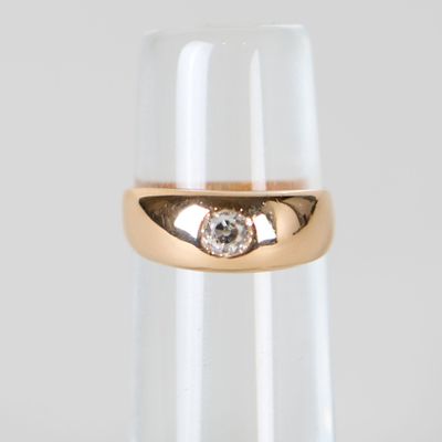 Gros plan sur une bague ornée d'un diamant