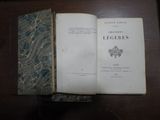 un livre ouvert posé sur une table en bois
