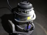 une machine qui se trouve au milieu de la pièce