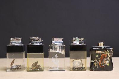 quatre bouteilles contenant différents types d'objets, posées sur une table