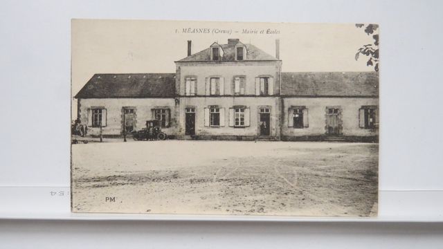 Méasnes : Mairie et Écoles. TBE.