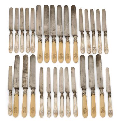 un ensemble de huit couteaux à manche en argent et en bois