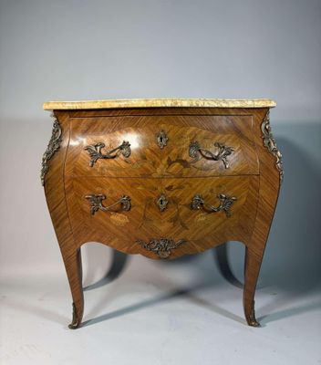 une commode ancienne avec dessus en marbre