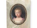 portrait d'une jeune fille en robe blanche, dans un cadre doré