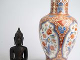 deux vases posés l'un à côté de l'autre sur une table