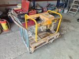 un chariot sur lequel est posé un générateur, dans un garage