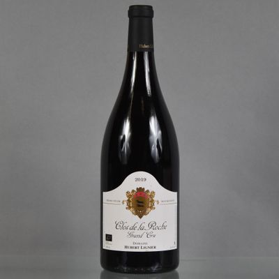 une bouteille de vin posée sur une table