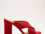 une paire de mules rouges à bride croisée et à talon carré