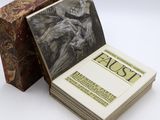 une image représentant une pile de livres posée sur une table