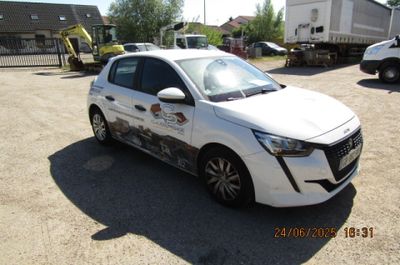 la photo d'une voiture blanche garée dans un parking