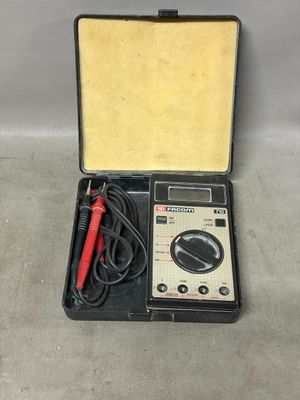 un compteur électronique dans un boîtier muni d'un cordon rouge