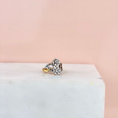 un gros plan d'une bague de fiançailles en diamant posée sur un bloc de marbre