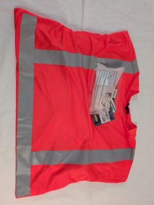 une image représentant un gilet de sécurité rouge muni de bandes réfléchissantes