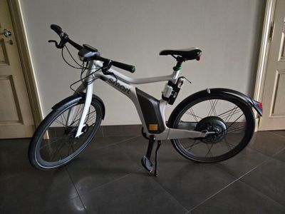 un vélo garé dans une pièce