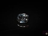 gros plan d'un diamant bleu sur une surface noire