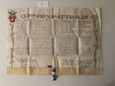 un très vieux document accroché au mur