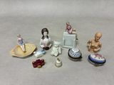 de nombreuses figurines posées sur une table