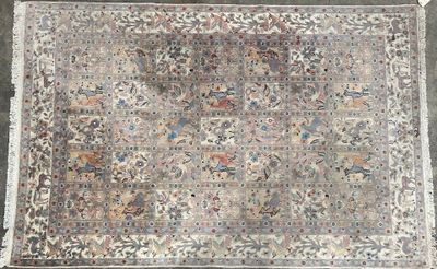 un tapis persan ancien, avec un motif floral sur fond gris
