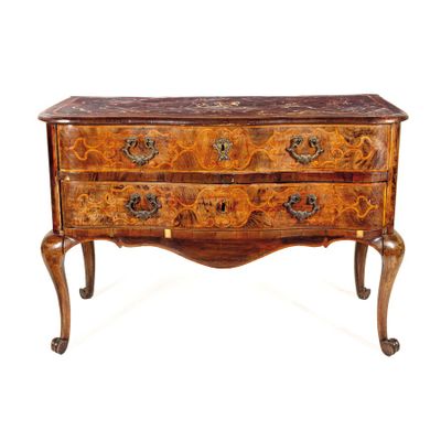 une image d'une commode avec un plateau en marbre