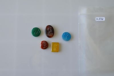 quatre bonbons de couleurs différentes sur un fond blanc