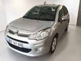 une Citroën argentée garée dans une pièce blanche