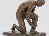 statue en bronze représentant un homme à genoux sur un socle, les mains posées sur ses genoux